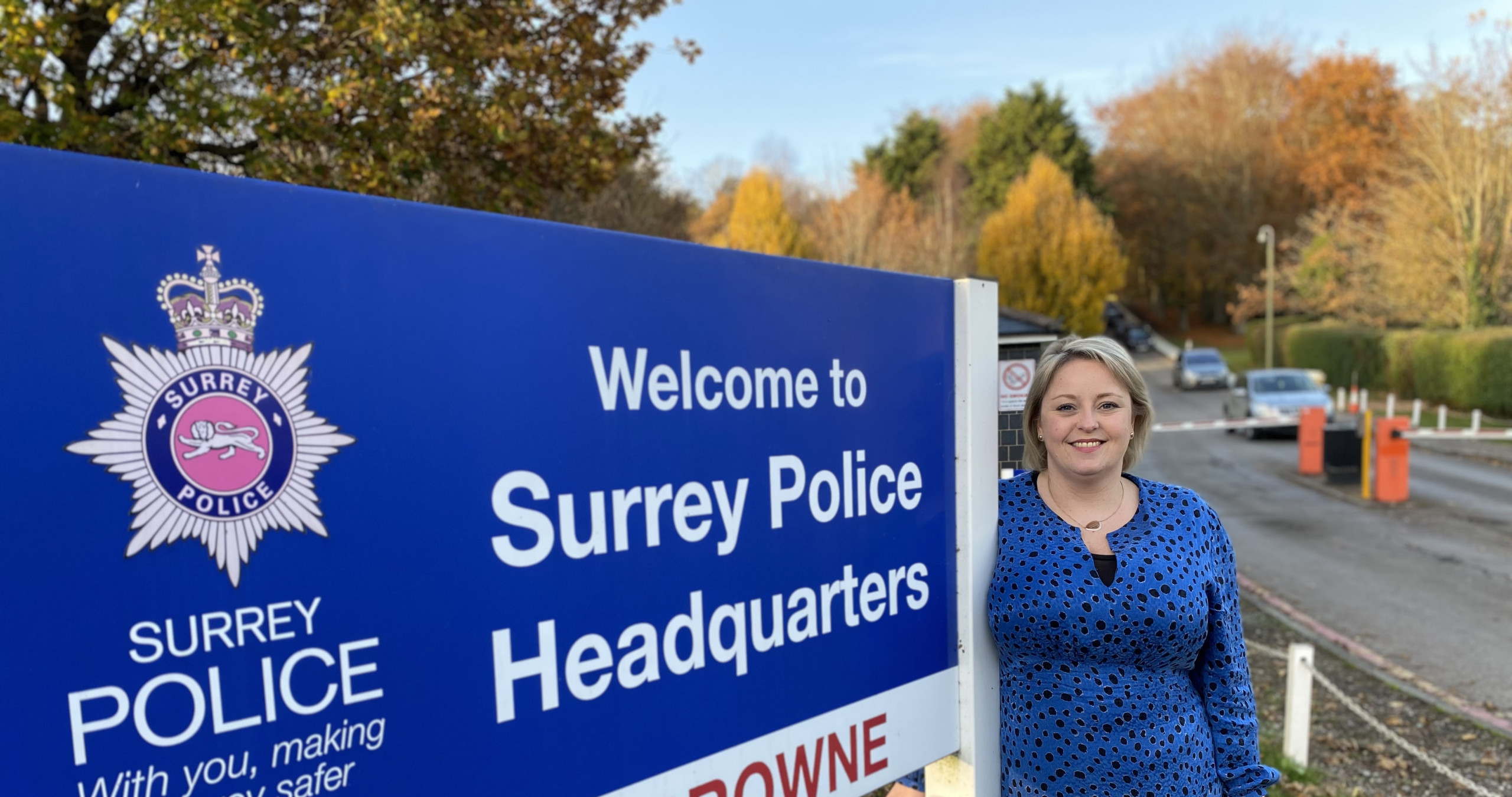 Lisa Townsend, cummissaria di a polizia è u crimine, accantu à u segnu di u quartier generale di a polizia di Surrey