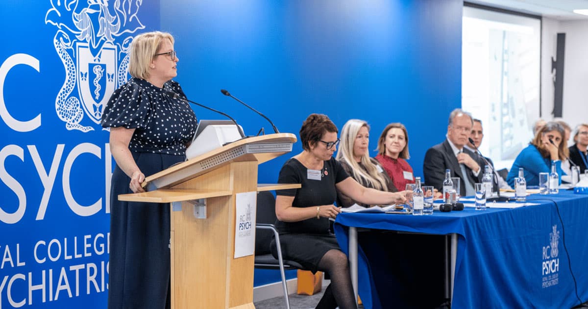 Lisa Townsend, comisionada de policía y crimen, hablando en una conferencia