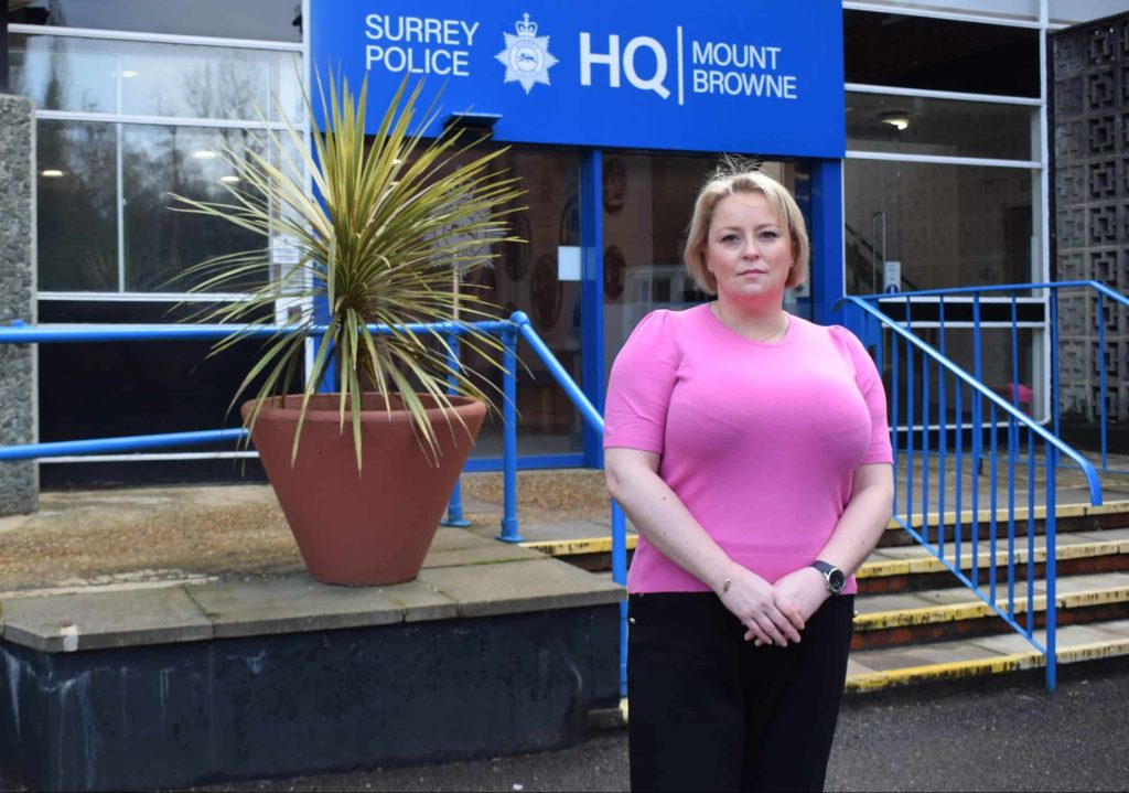 La comisaria de policía y delincuencia, Lisa Townsend, se encuentra frente a la recepción de la sede de la policía de Surrey, cerca de Guildford.