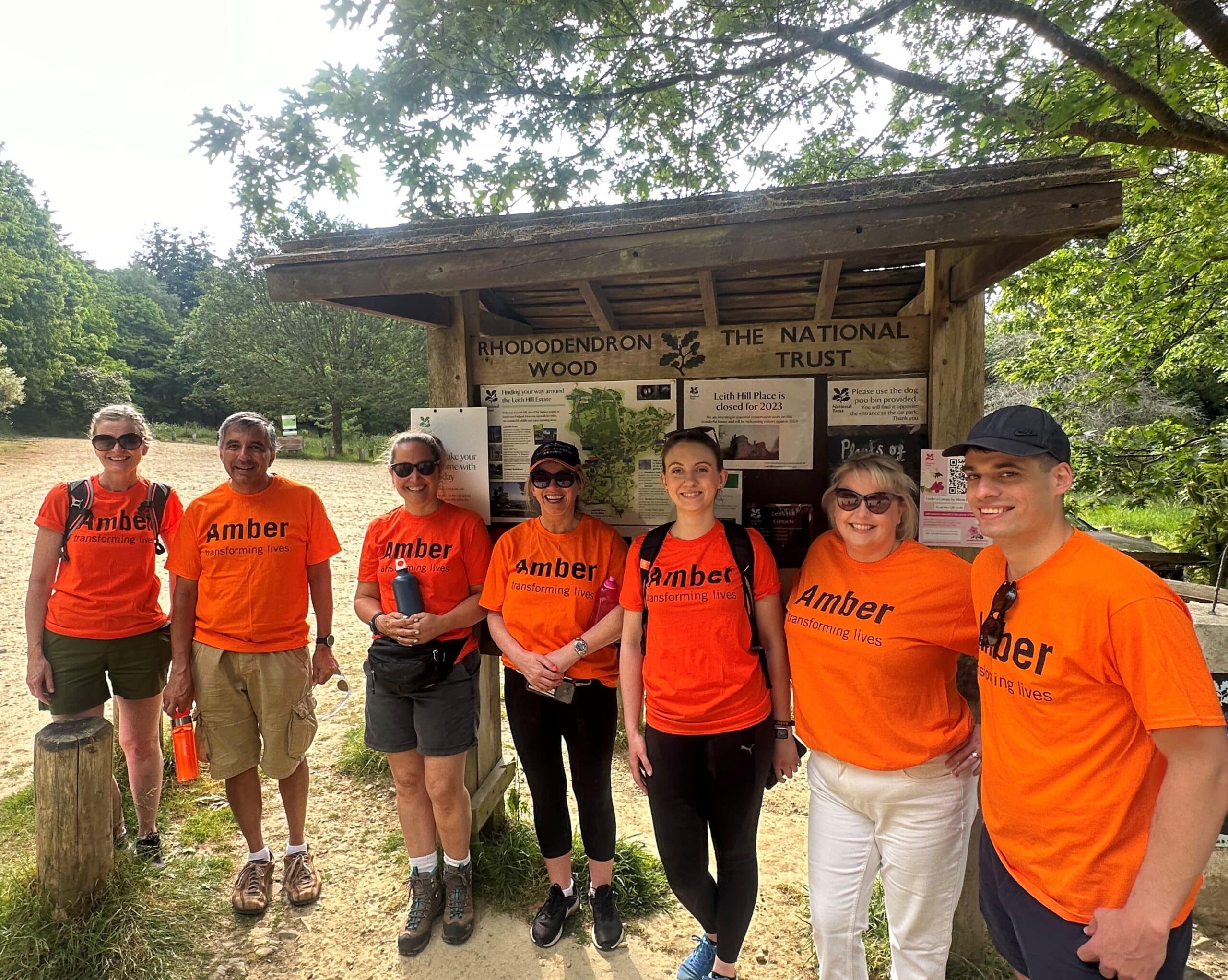 Personnel du Bureau du commissaire à la police et à la criminalité de Surrey participant à l'événement Amber Hike the Hill