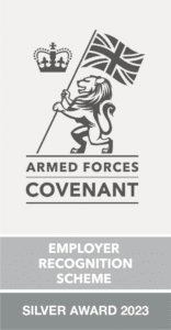 Logo pour le niveau Argent du programme de reconnaissance des employeurs du Pacte des forces armées. Image grise sur fond blanc du lion royal anglais tenant un drapeau Union Jack avec une couronne au-dessus. Le texte dit Silver Award 2023