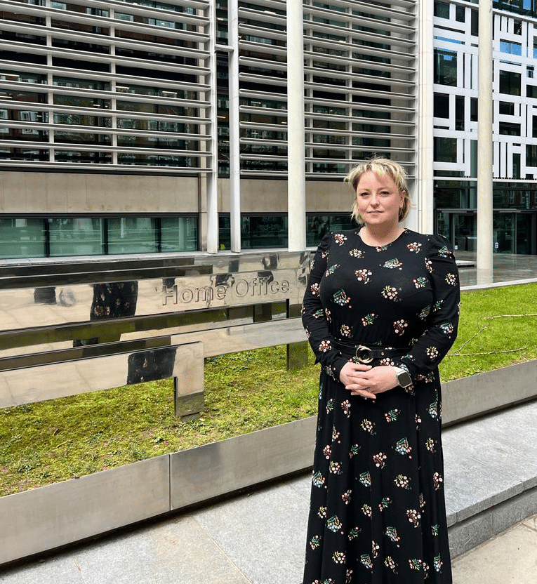 Police at Crime Commissioner Lisa Townsend na nakatayo sa labas ng gusali ng Home Office sa London