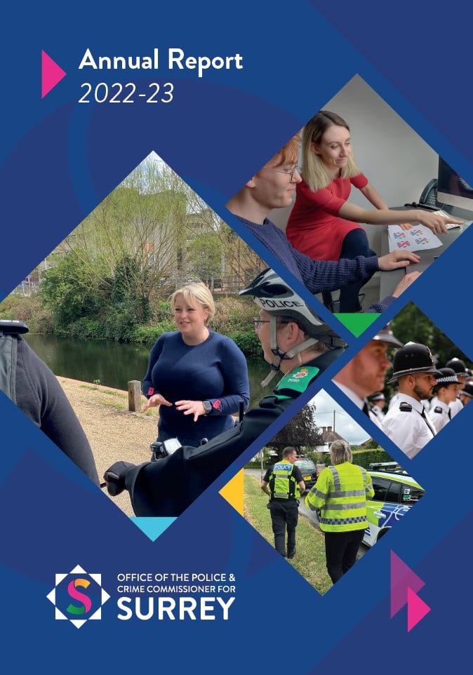 Portada vertical en azul intenso del Informe Anual del Comisionado para 2022 a 2023, que incluye cuatro imágenes de la Comisionada de Policía y Crimen de Surrey Lisa Townsend y la Comisionada Adjunta de Policía y Crimen Ellie Vesey-Thompson con agentes de policía de Surrey.