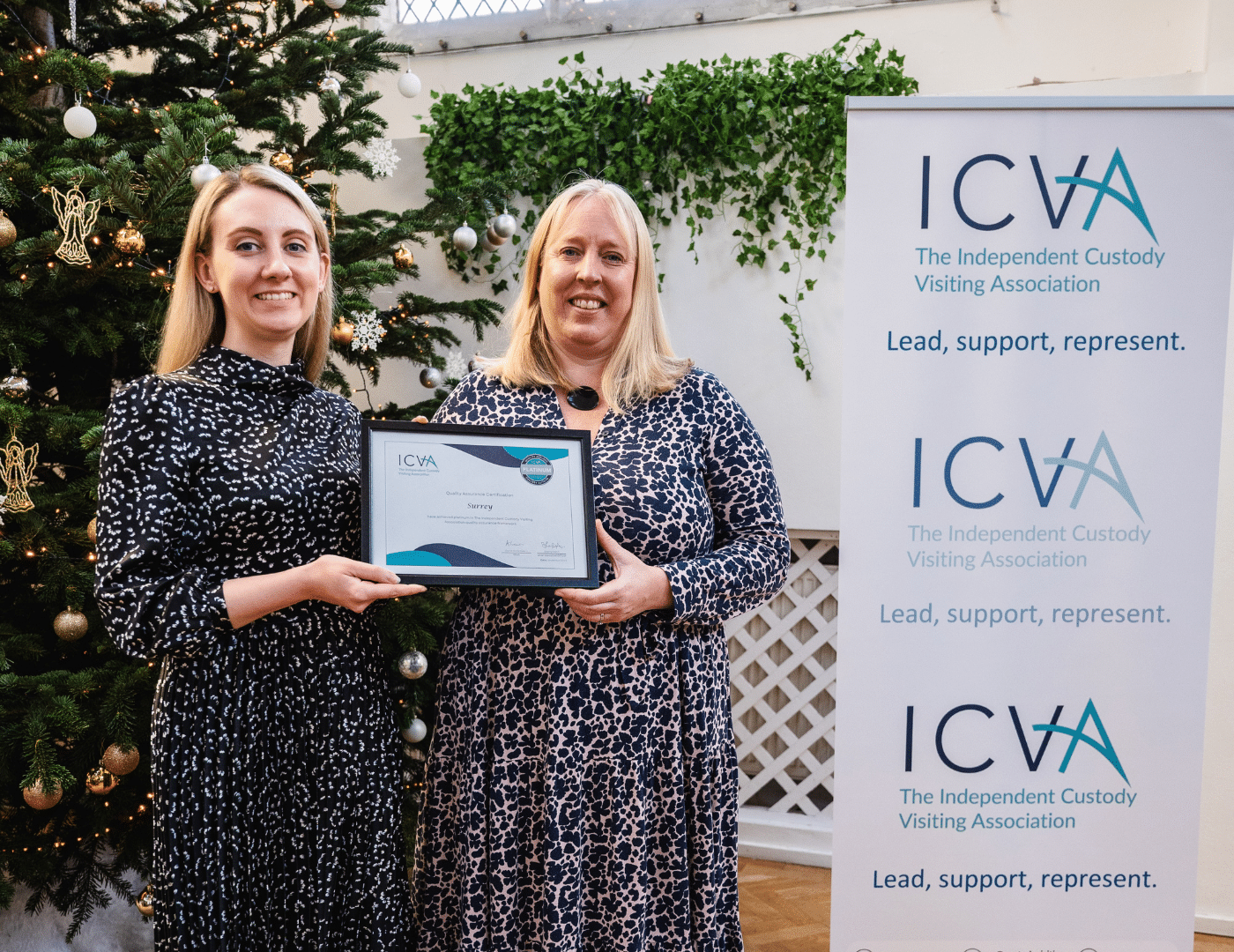 La comisionada adjunta de policía y delitos, Ellie Vesey-Thompson, y la directora del programa ICV, Erika Dallinger, en los premios ICVA en Birmingham