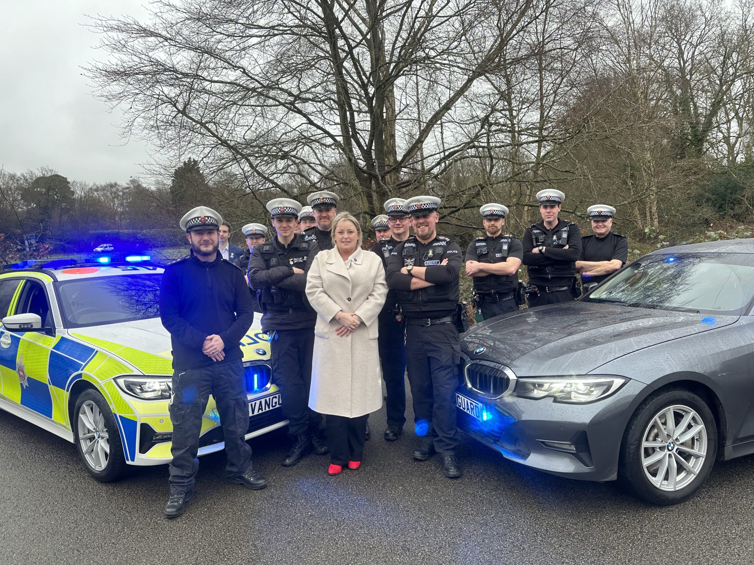 Police kaj Krimkomisaro Lisa Townsend kun membroj de la Surrey Police avangarda vojsekureca teamo