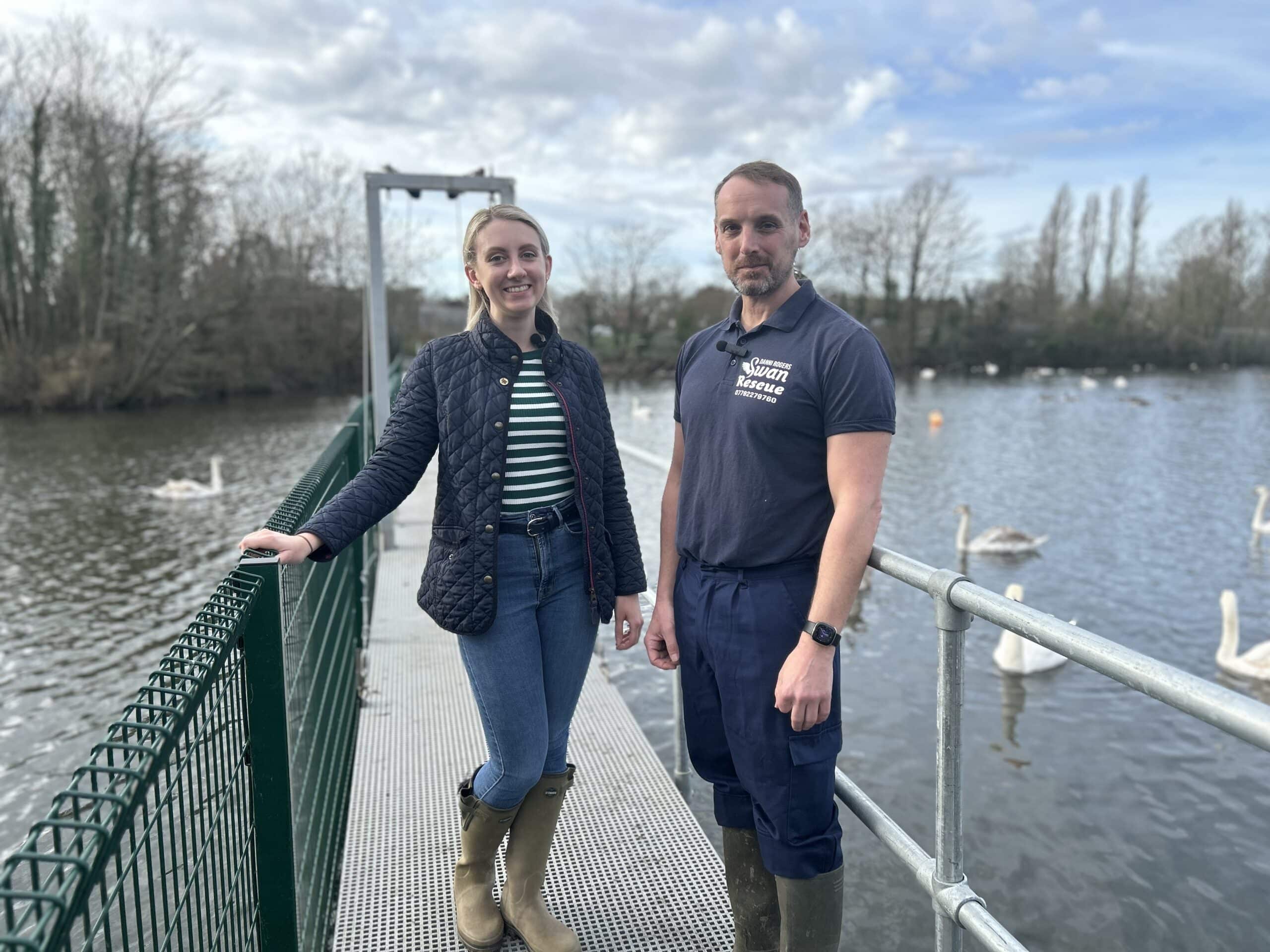 Ellie Vesey-Thompson, commissaire adjointe à la police et à la criminalité, avec un membre de Surrey Swan Rescue