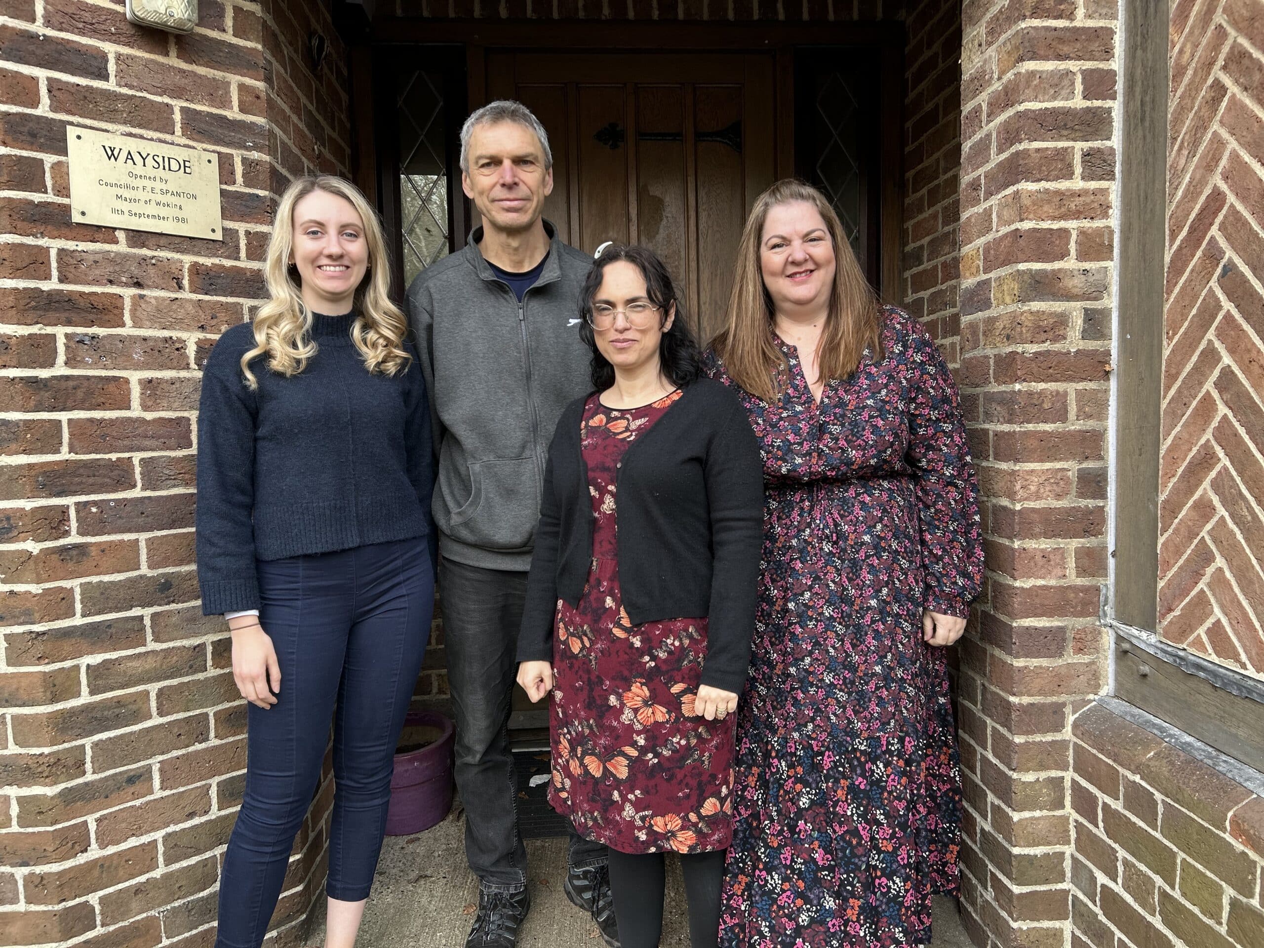 Ellie Vesey-Thompson, commissaire adjointe à la police et à la criminalité, avec des membres du programme STEPS de Surrey