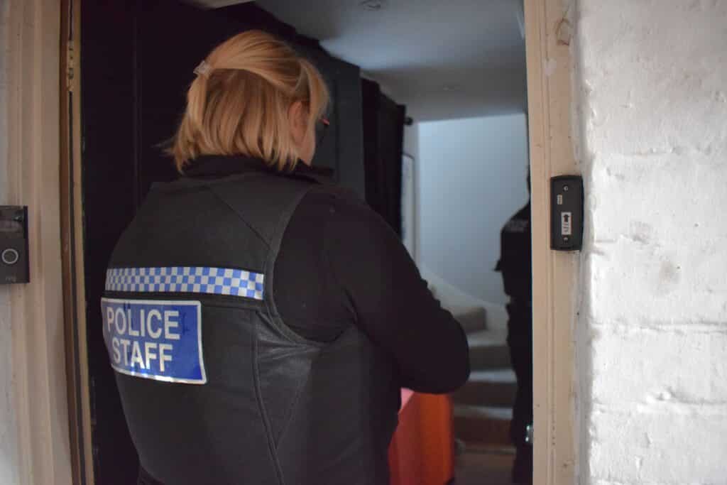Komisarz ds. policji i przestępczości Lisa Townsend obserwuje, jak funkcjonariusze policji Surrey wykonują nakaz