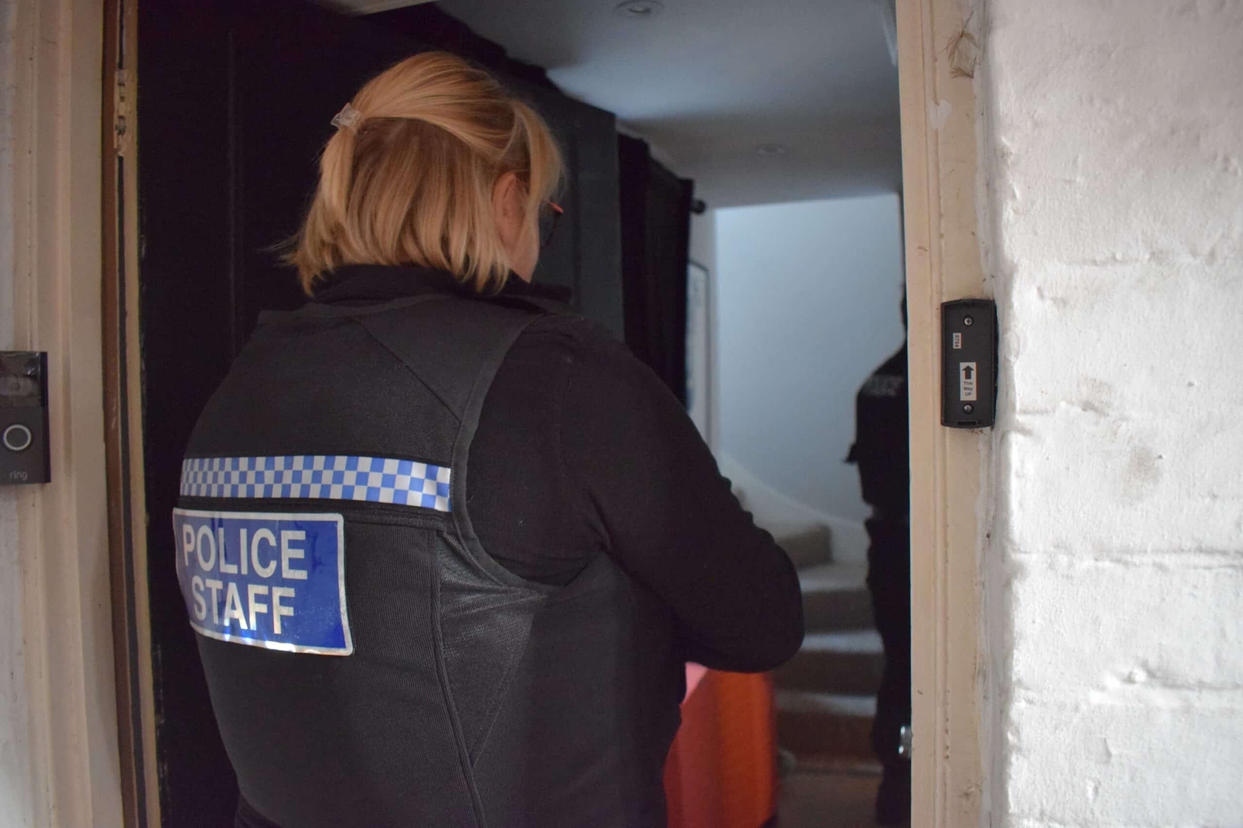 Povjerenica policije i kriminala Lisa Townsend s ulaznih vrata promatra kako policajci Surreyja izvršavaju nalog na imanju povezanom s mogućim dilanjem droge u okrugu.