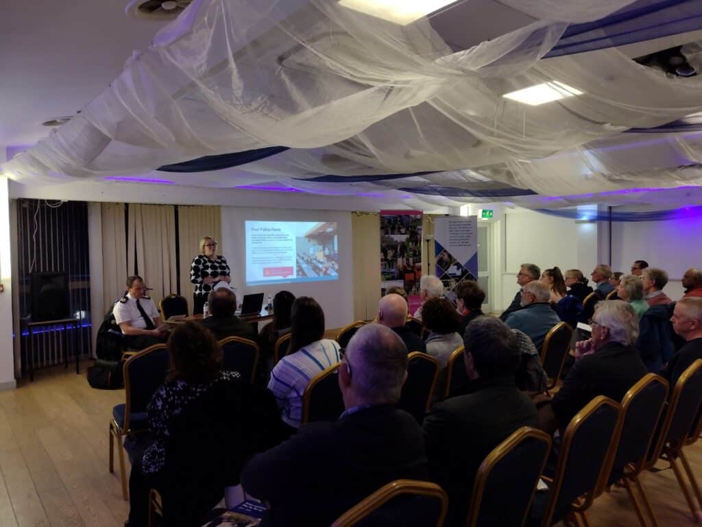 Politie- en misdaadcommissaris Lisa Townsend spreekt op het Policing your Community-evenement in Woking